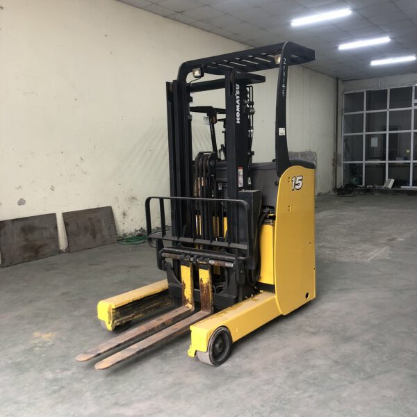 Xe nâng điện đứng lái 1.5 tấn Komatsu chui container