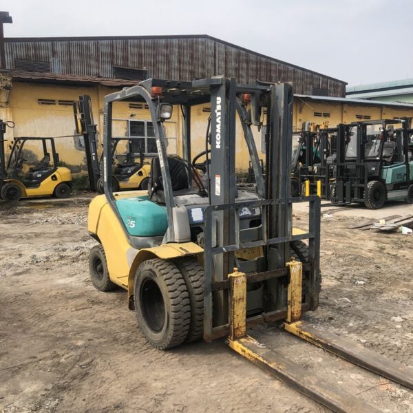 Xe nâng dầu 2.5 tấn Komatsu FD25C-15