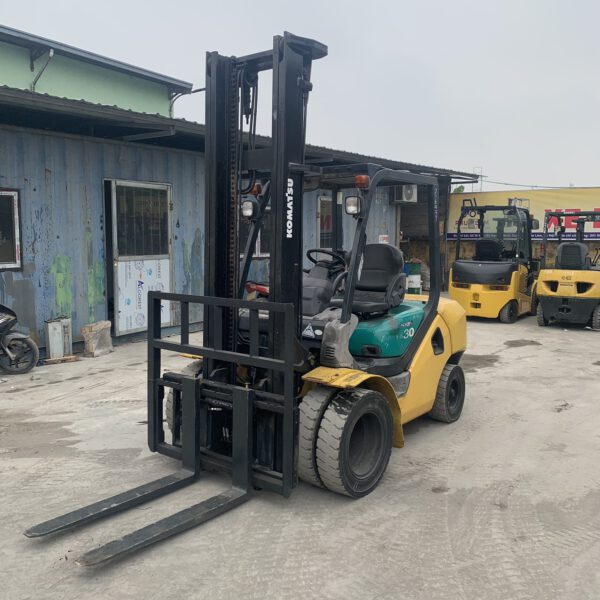 Xe nâng dầu 3 tấn Komatsu FD30T-16